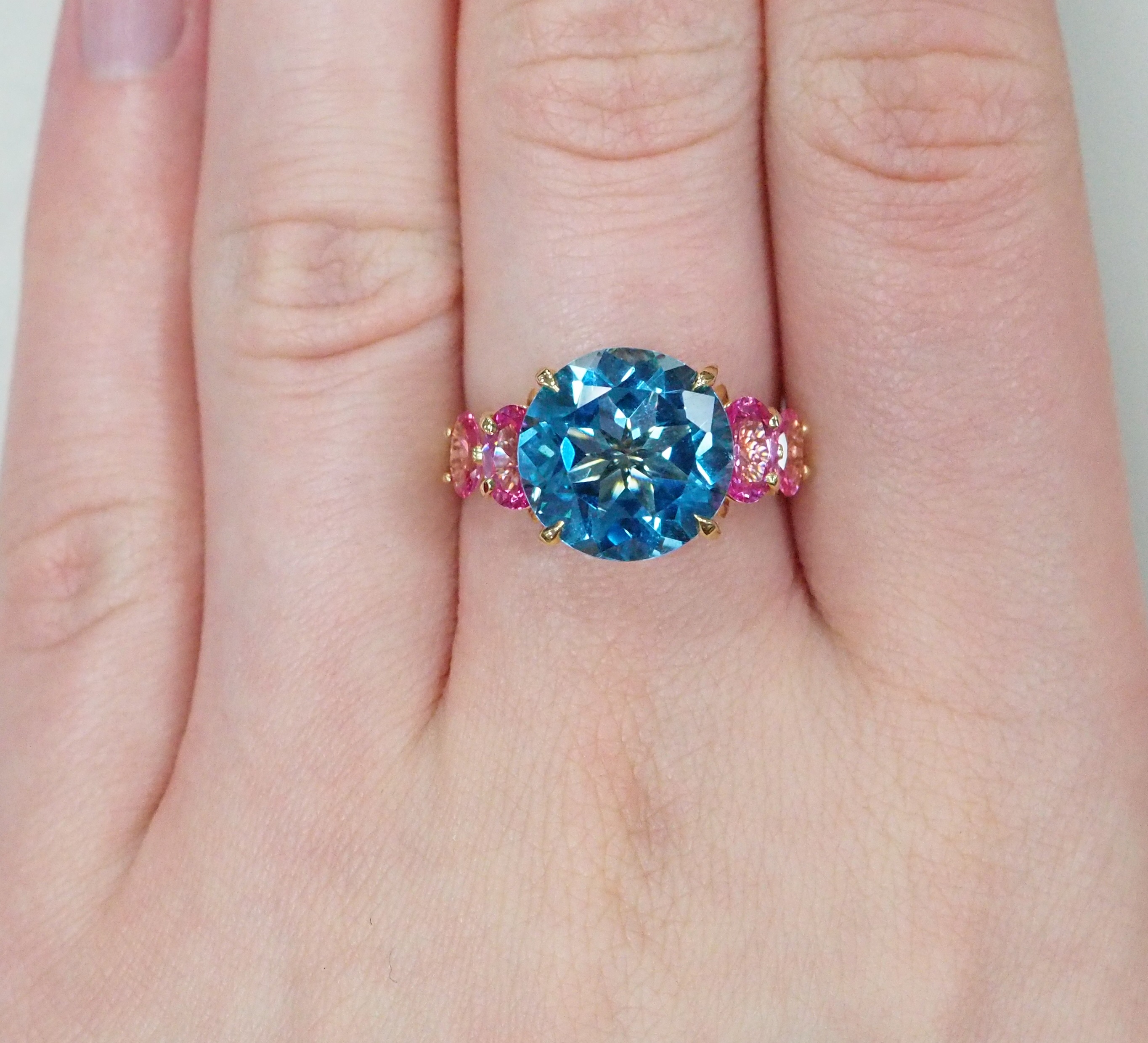 Кольцо из желтого золота с топазом и розовой шпинелью